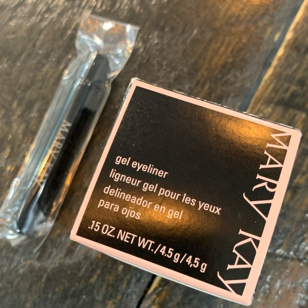 Mary Kay gel eyeliner with expandable brush applicator. Jet black